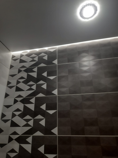 Фото натяжного потолка в ванной комнате