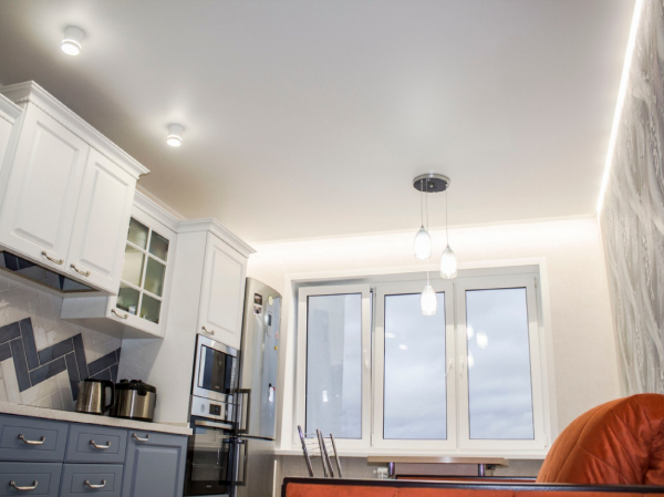 Пример матового натяжного потолка на кухню