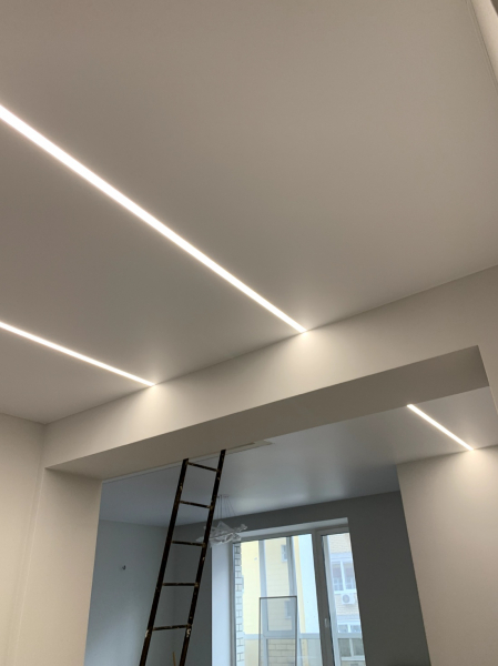 Пример натяжного потолка со световыми линиями в зал