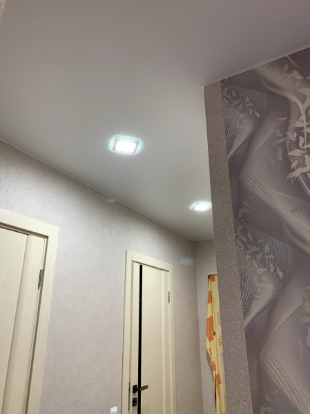 Фото натяжного потолка в коридор