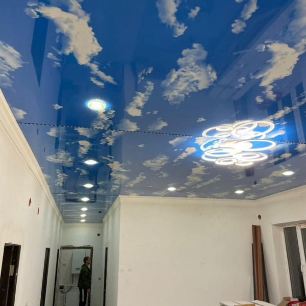 Пример натяжного потолка в виде неба с облаками в квартиру