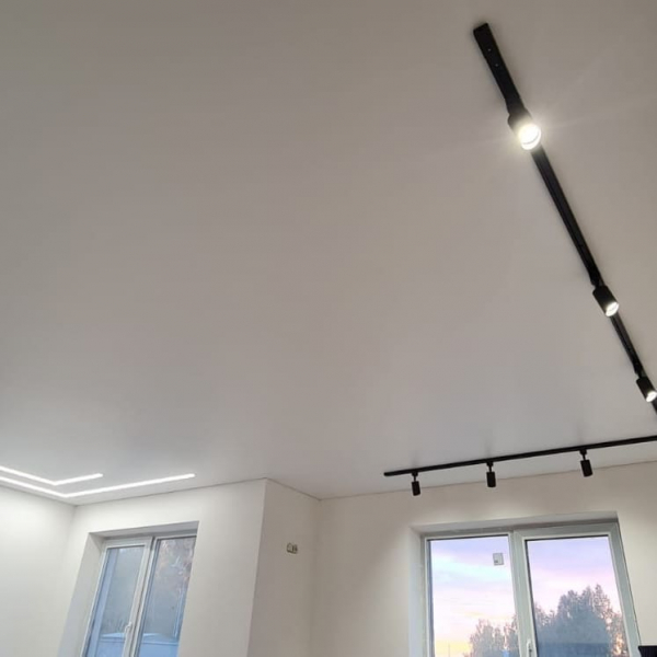 Пример тканевого натяжного потолка с трековыми светильниками