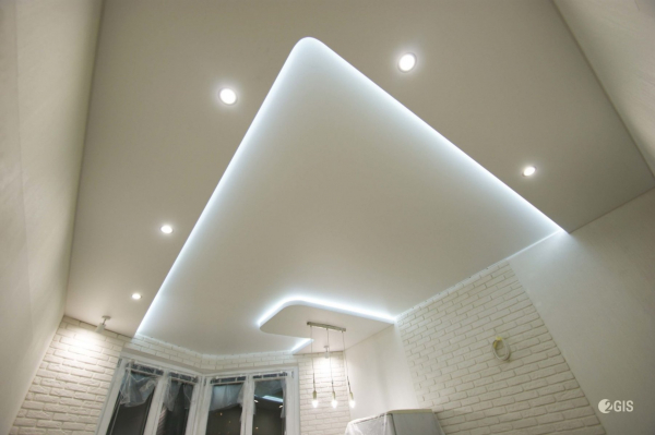 Пример натяжного потолка с подсветкой в гостиную