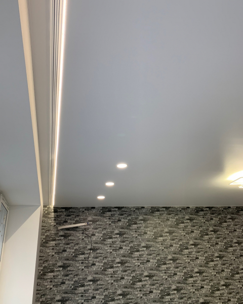 Пример натяжных потолков с нишей под карниз