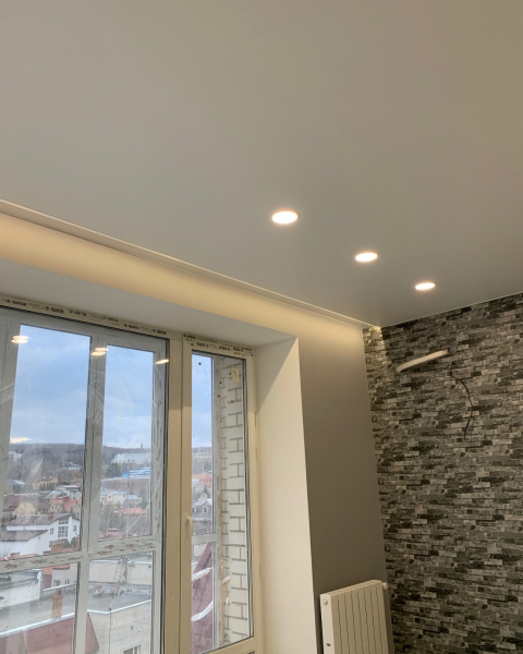 Фото натяжного потолка с нишей под карниз