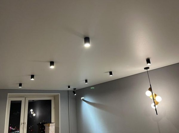 Фото бесшовного тканевого натяжного потолка