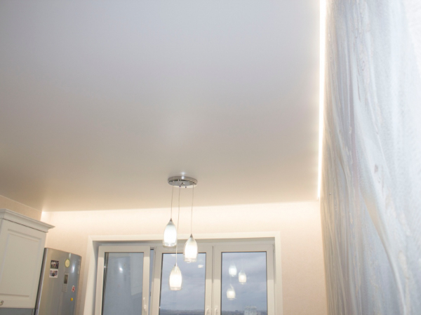 Фото парящего потолка на кухню