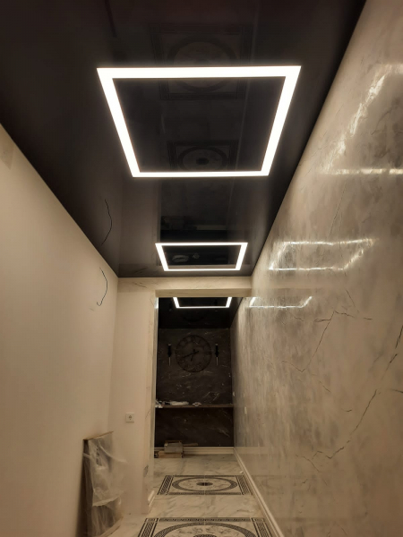 Чёрный натяжной потолок со световыми линиями