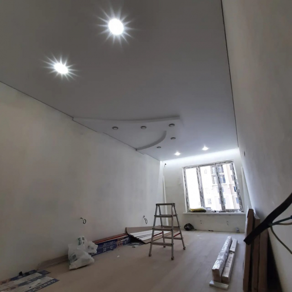 Фото матового потолка в гостиной