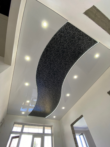 Пример цветного натяжного потолка