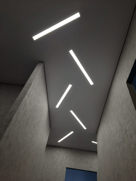 Фото потолка со световыми линиями в коридоре