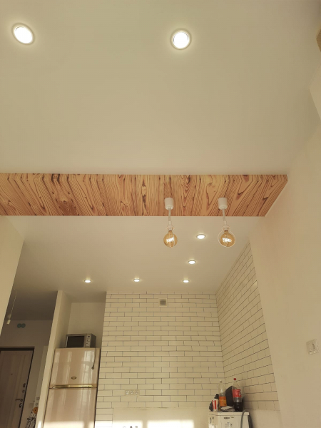 Дизайн натяжного потолка в квартиру-студию