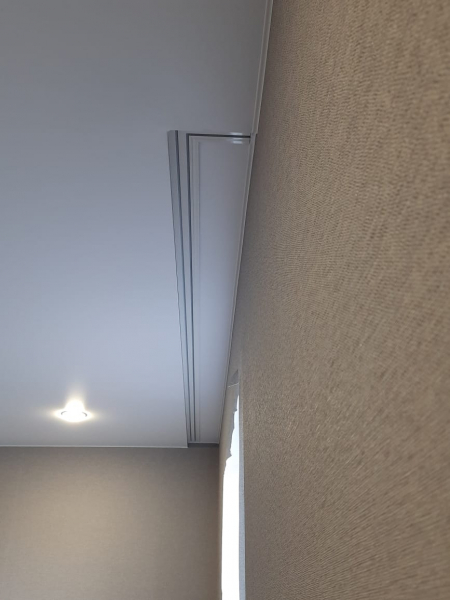 Фото потолка со скрытой нишей под карниз