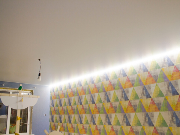 Фото натяжного потолка с подсветкой на кухню